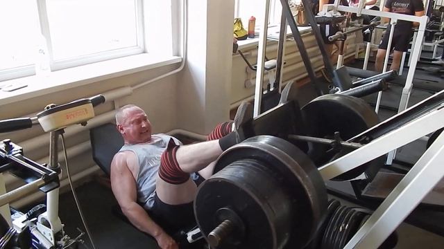 Жим ногами.Вес блинами 412 кг.Общий вес с платформой за 440 кг.16 раз.Без химии. смотреть онлайн