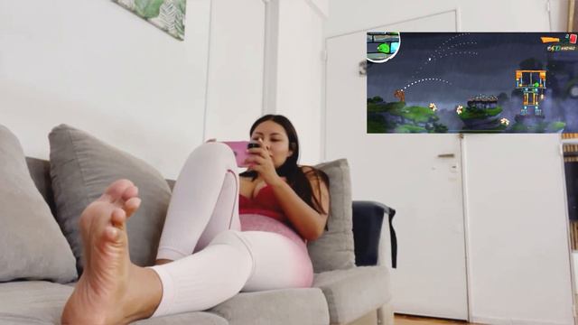 Gamergirl Feet Gameplay Angry Birds - Lesly Feet