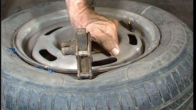 Устраняем утечку воздуха по ободу колеса приспособлением для отжима шин и силикона за 17-20 минут. смотреть онлайн