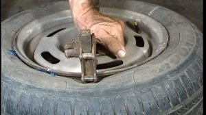 Устраняем утечку воздуха по ободу колеса  приспособлением для отжима шин и силикона за 17-20 минут.