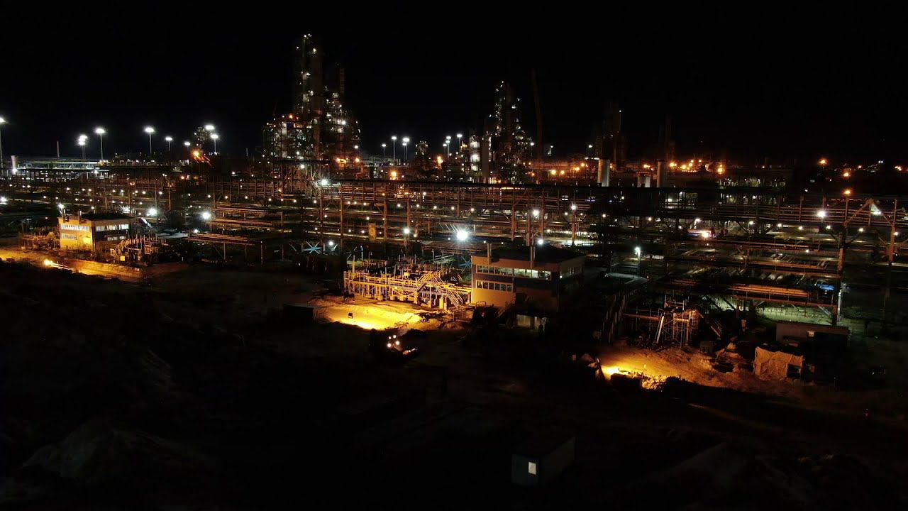 Ночные огни большого завода. Панорама Амурского ГПЗ. смотреть онлайн