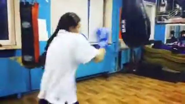 Екатерина Гребенюк . Братск . Кикбоксинг . Отработка на мешке . Скоростная тренировка . смотреть онлайн