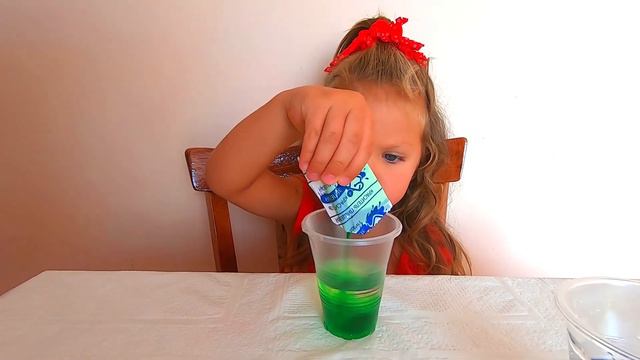 Владислава проводит опыты : игрушка-антистресс , невидимые чернила, дерево в кристаллах, гидрогель смотреть онлайн