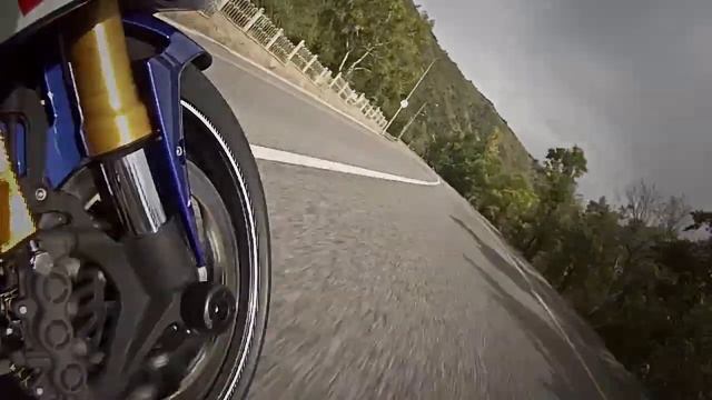 YAMAHA R 1. Быстрый Подьем На Медео На Мотоцикле! смотреть онлайн