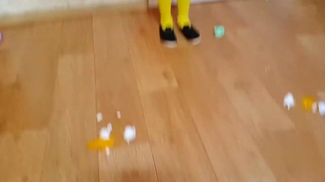 София с подругой играют в дартс челлендж смотреть онлайн
