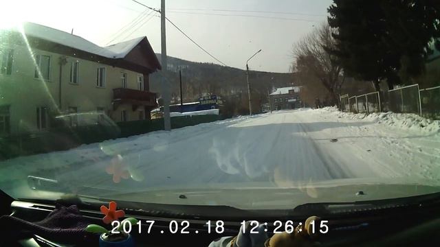 Чайник не пропустил водителя и чуть не наехал на пешехода смотреть онлайн