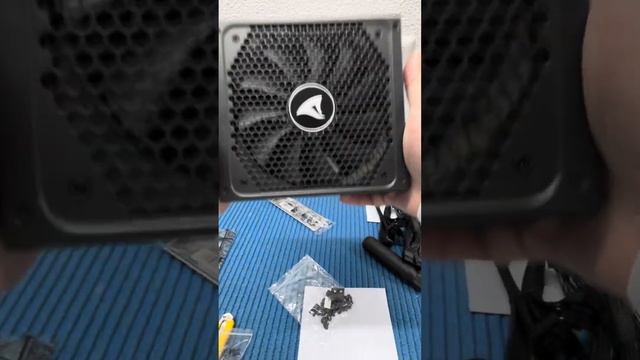 Assembliamo una build compatta Sharkoon смотреть онлайн