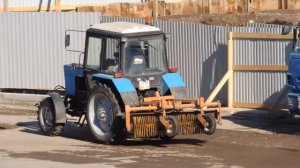 Трактор синий с щеткой видео.