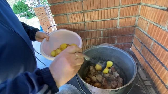 Пикантная свинина на огне в казане Саша Травень