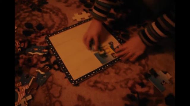 Малыш (меньше 3 лет) складывает пазл!!!! смотреть онлайн