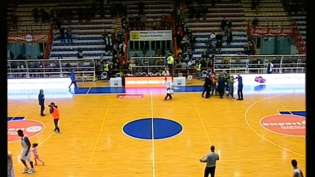 Antonello Riva aggredito a Napoli смотреть онлайн