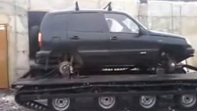 Вездеход Нива Шевроле на гусеницах паркуется смотреть онлайн