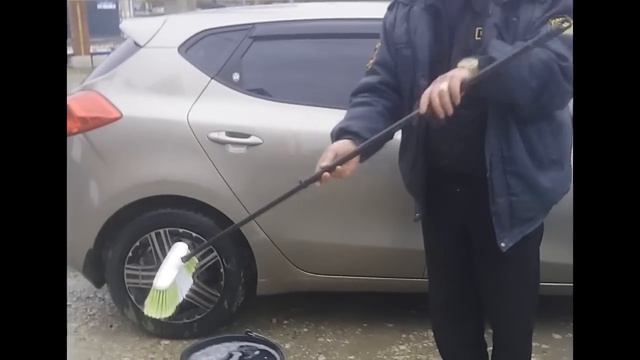 КЕРХЕР курит в сторонке смотреть онлайн