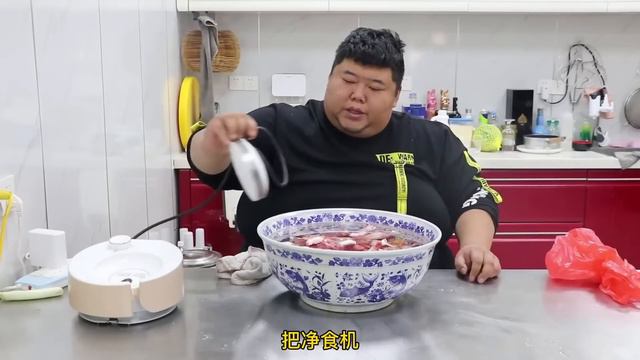 老婆想吃猴哥必须宠着，一大盆羊蝎子火锅，俩人啃到过瘾，太幸福了！【胖猴仔】