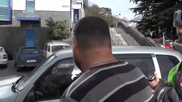 Активисты наводят порядок на парковке возле администрации Туапсе смотреть онлайн