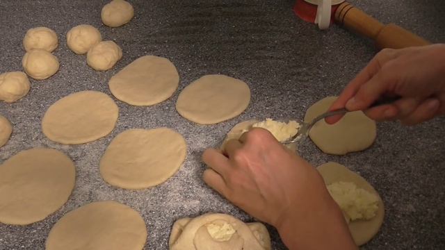 Пирожки с творогом в духовке .Оригинальная форма пирожков с творогом. смотреть онлайн