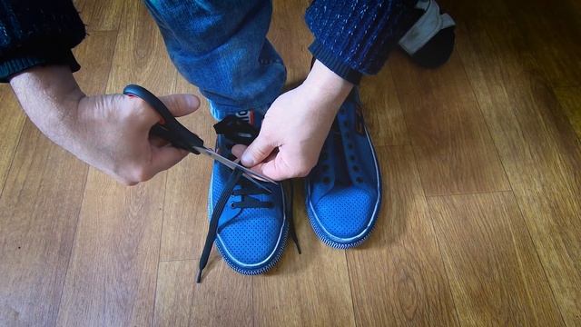 ЛАЙФХАК! ?? КАК УКОРОТИТЬ ШНУРКИ?! Обрезаем шнурки и делаем наконечник смотреть онлайн