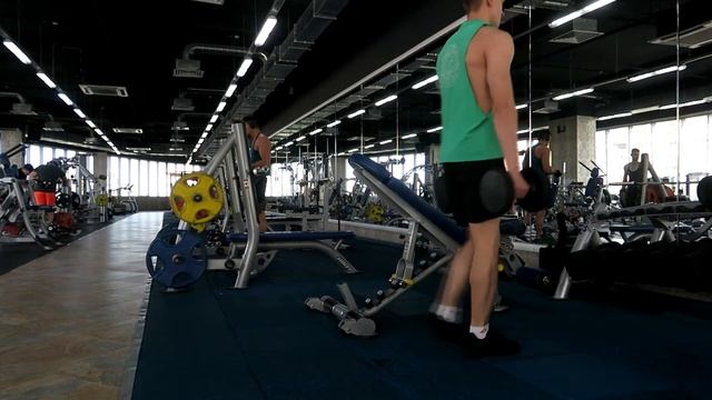 Поочередные выпады назад с гантелями смотреть онлайн