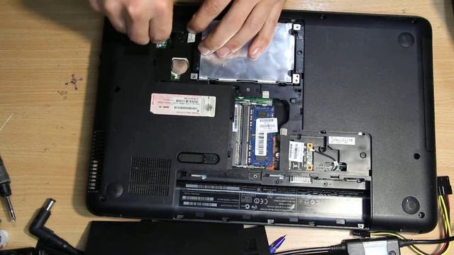 Ноутбук HP, сильно греется, не загружается система. Серия 5. Устанавливаем SSD. смотреть онлайн