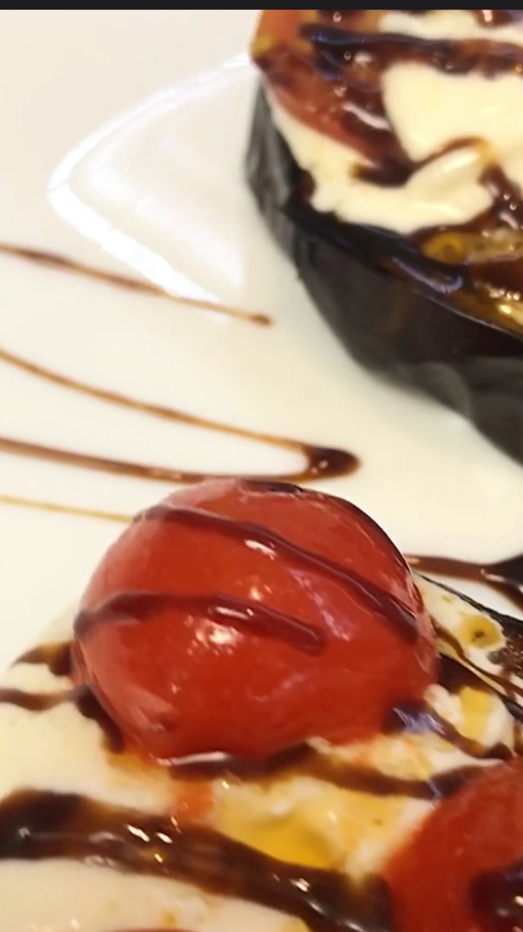 Запечённые баклажаны с черри и страчателлой