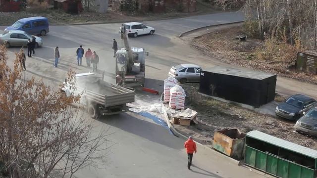 Перевернувшийся грузовик ставят на колеса смотреть онлайн