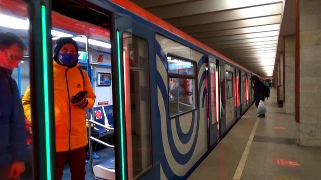 Электропоезд 81-765/766/767 "МОСКВА" №05 на станции метро Тёплый Стан смотреть онлайн