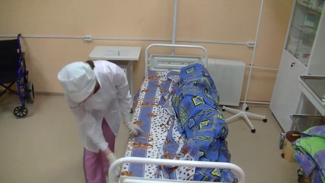Смена постельного белья тяжелобольному смотреть онлайн