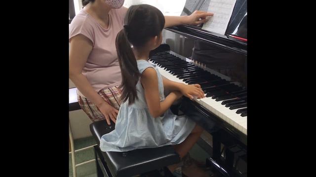 ‘French Doll’ by William Gillock- 4yr old Practice Piano with teacher ウィリアム・ギロックの「フランス人形」-先生とピアノの練習 смотреть онлайн