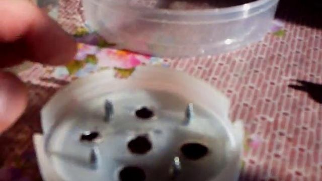 Вакуумная поилка для цыплят.(Своими руками) смотреть онлайн