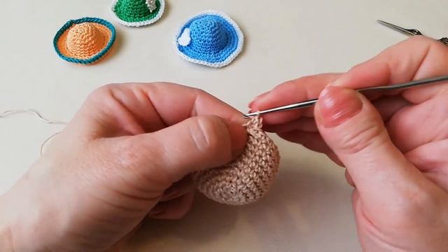 Как связать шляпку для куклы или брелок. МК.