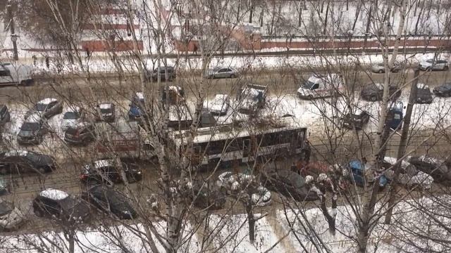 Женщина толкает троллейбус на Октябрьском проспекте смотреть онлайн