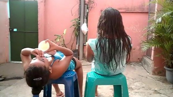 DESAFIO: QUEM BEBE ÁGUA DE CABEÇA PRA BAIXO??