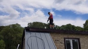 Покраска крыши из проф.  листа.