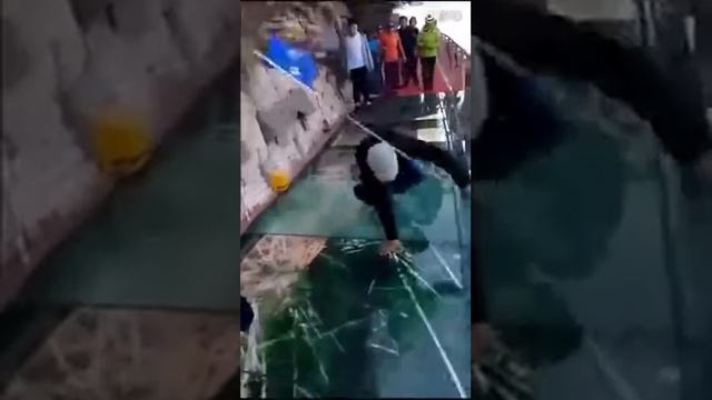 В КИТАЕ ТРЕСНУЛ СТЕКЛЯННЫЙ МОСТ!!!! смотреть онлайн