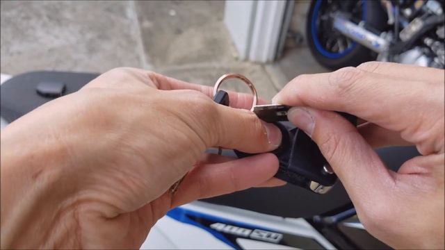 Key Fob Battery Replacement (Keyless Ride) - 2015 BMW R1200GS Adventure смотреть онлайн
