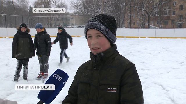 Ледовую площадку привели в порядок в Спасске-Дальнем смотреть онлайн