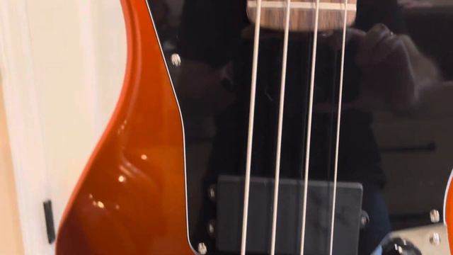 Squier Affinity Series Jaguar H-Metallic Orange Bass, Sweetwater Exclusive Up Close & Personal смотреть онлайн