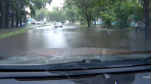 Потоп в Ульяновске. Ливень 5 июля 2017. Лужа на ул. Стасова. смотреть онлайн