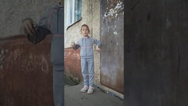 Ребёнок танцует под песню яд. смотреть онлайн
