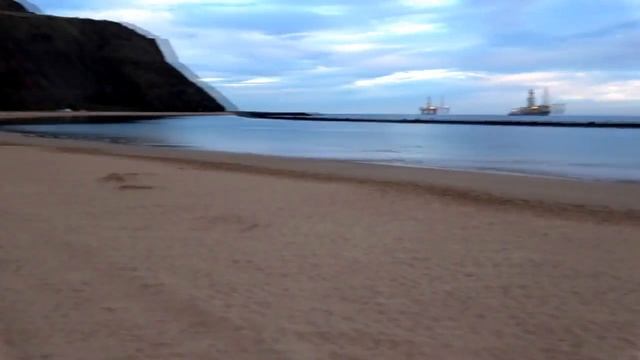 Пляж с жёлтым песком на Тенерифе - пляж Лас-Тереситас - 01.12.2016 смотреть онлайн