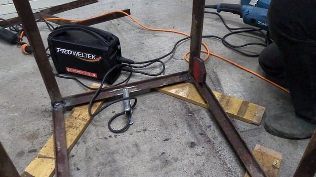 Je fabrique moi même mon piétement de scie sur table (Bosch Professionnel GTS 10XC) смотреть онлайн