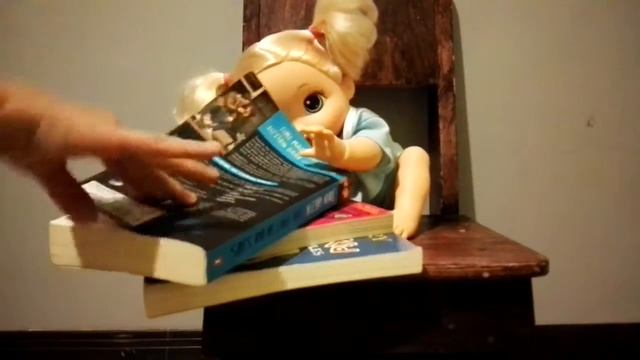 LITTLE KIDS REACT TO CHAPTER BOOKS смотреть онлайн