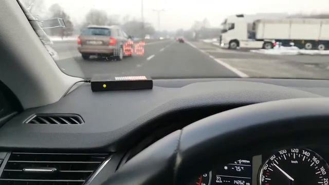 Проекция величины скорости на лобовом стекле машины смотреть онлайн