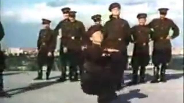ソ連兵による革命的コサックダンス смотреть онлайн