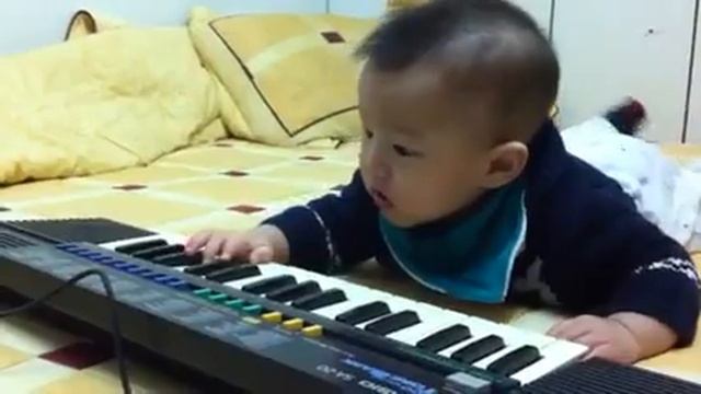 Little musician's unique skill смотреть онлайн