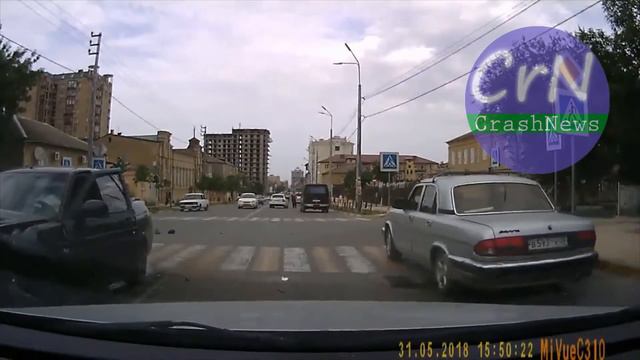 https://crashnews.org | В Дербенте Лада Приора, поворачивая налево, столкнулась с ВАЗ-2113 смотреть онлайн
