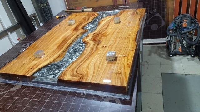Изготовление стола из слэба карагача и эпоксидной смолы смотреть онлайн