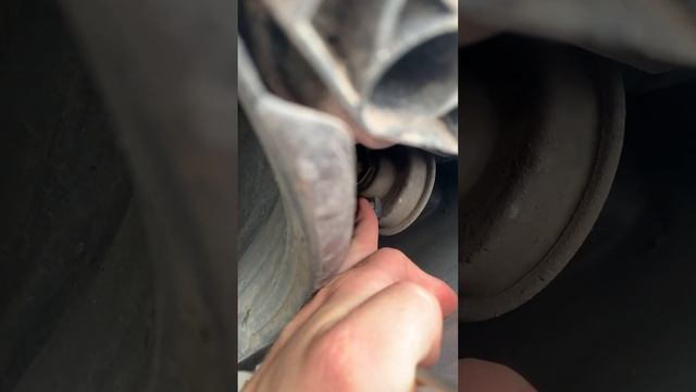 Honda Civic 8 4d дребезжание в передней правой части авто, причина клаксон на кронштейне. смотреть онлайн