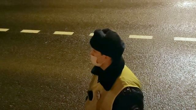 Сотрудник ДПС остановил не простого дальнобойщика Как отшить ГИБДД смотреть онлайн