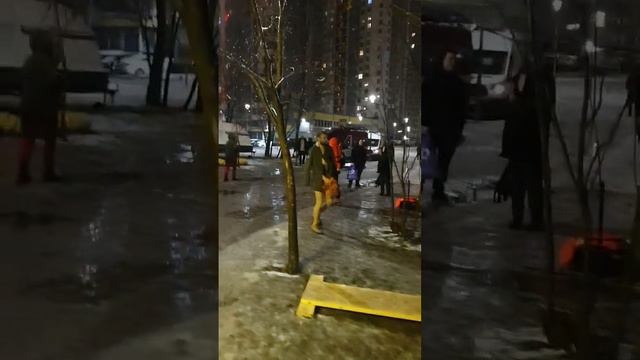 Крещенское купание. Петербург, Парк "Героев-Пожарных" Epiphany bathing. Saint Petersburg 18.01.2023 смотреть онлайн